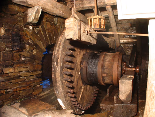Gran engranaje de madera de uno de los molinos