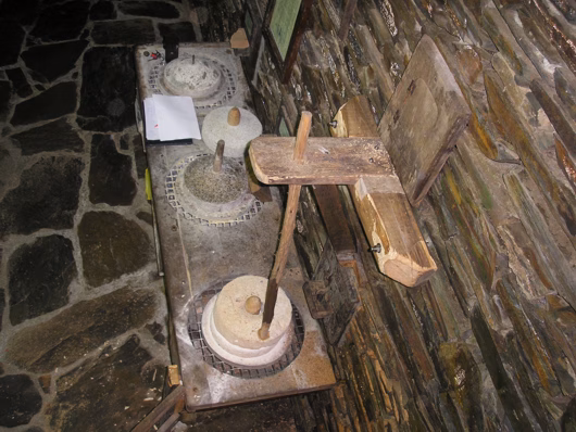 Molino manual de piedra y madera en el interior