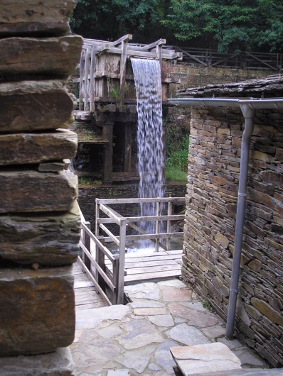 Caída de agua entre los edificios de piedra del museo
