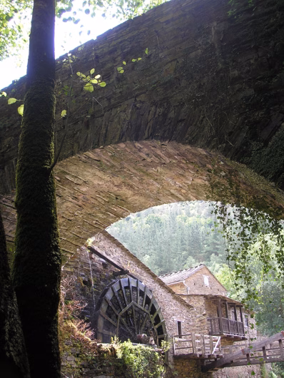 Molino visto bajo un arco de piedra